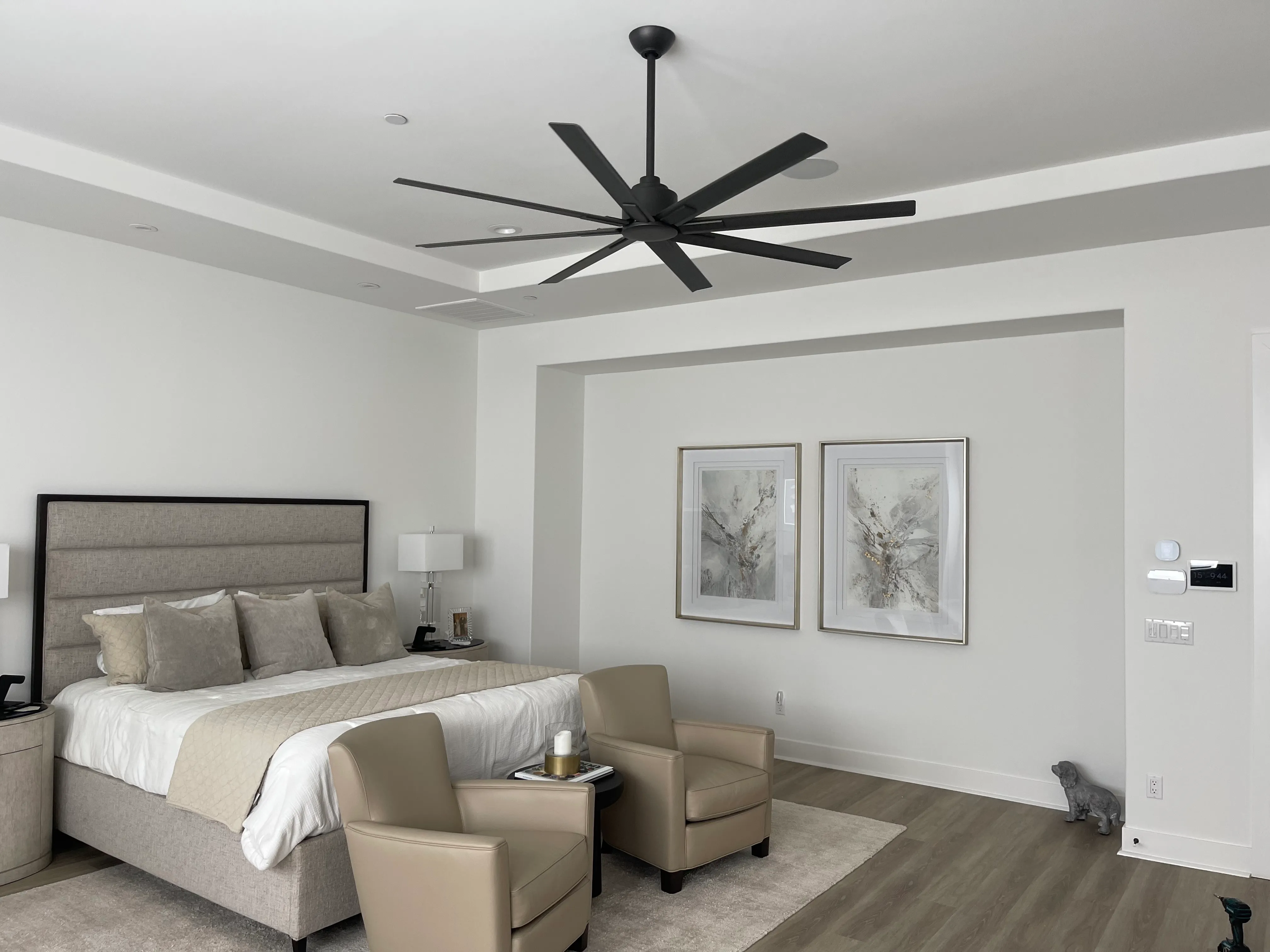 Interior arquitectónico de líneas limpias con un ventilador de gran envergadura y luz natural controlada