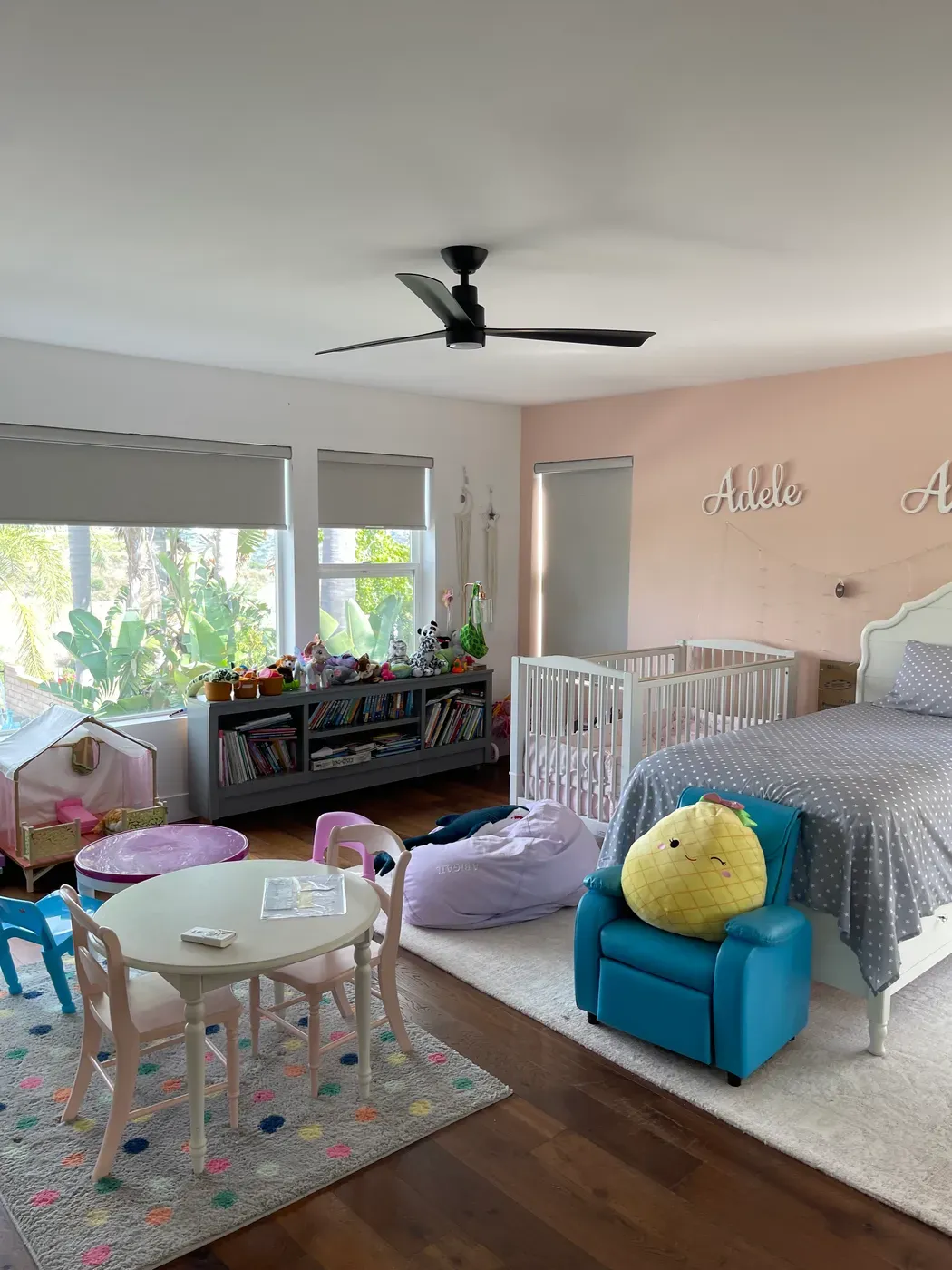Recámara infantil luminosa y serena con cuna y luz cálida indirecta