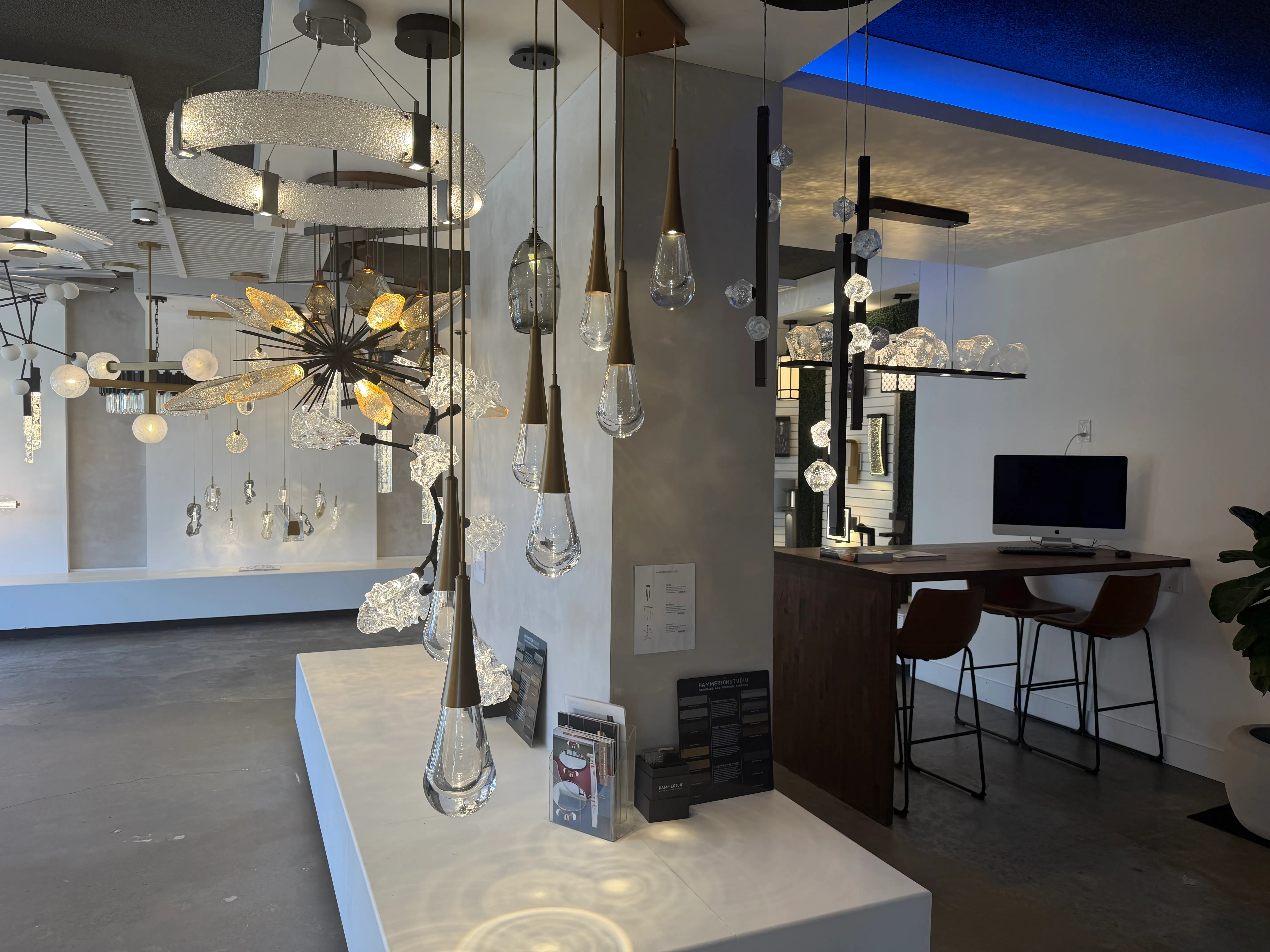 Interior del showroom de Fan Diego en Rancho Mirage, con ventiladores de techo y luminarias de diseño premium en exhibición.
